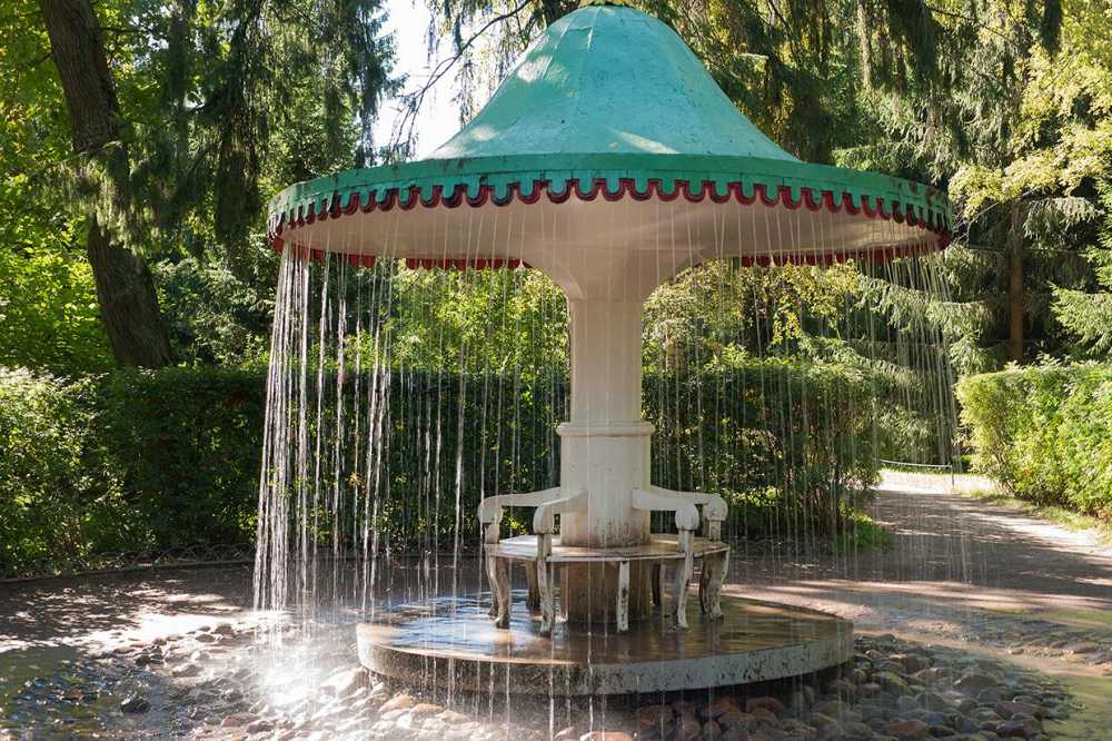 Фонтаны-шутихи Диванчики или Скамейки - своеобразные скрытые фонтаны с комическим сюрпризом, расположенные в Монплезирском саду Нижнего парка Петергофа