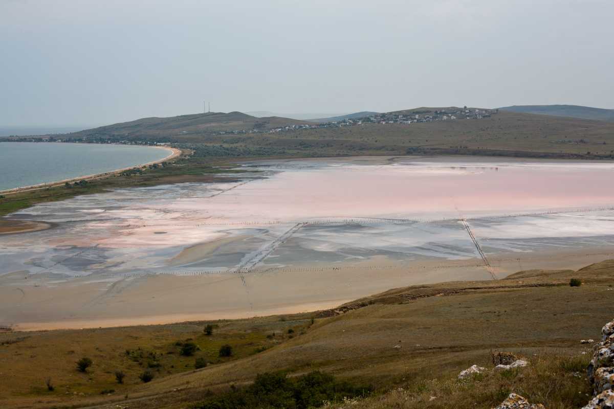 Озеро с лечебной грязью. Озеро Чокрак Саки. Грязевое озеро Чокрак. Чокракское озеро в Крыму. Солёное озеро в Крыму Саки.