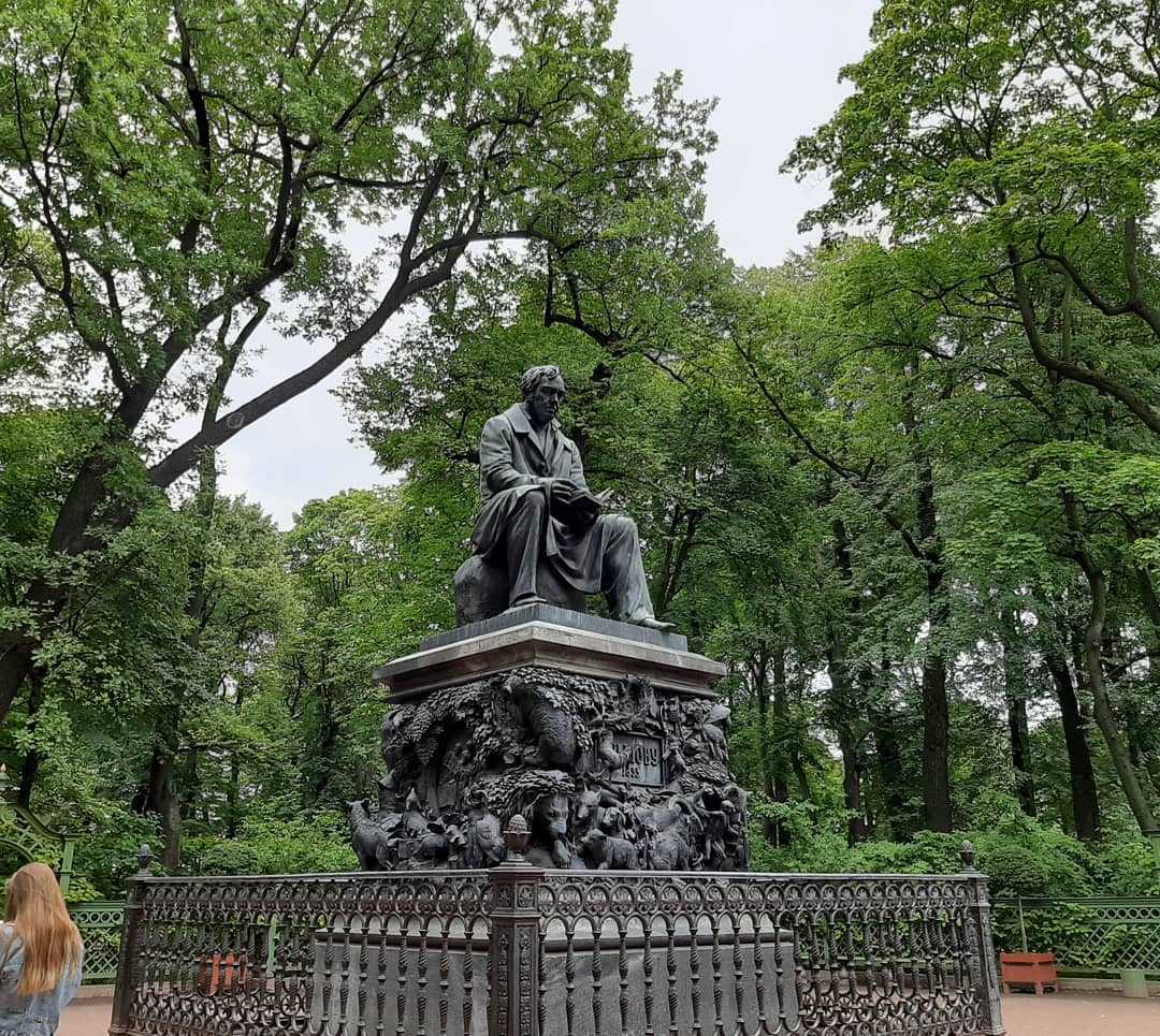 Памятник крылову в санкт. Памятник Крылову в летнем саду Санкт-Петербурга. Памятник баснописцу Крылову. Памятник Крылова Ивана Андреевича в Петербурге. Летний сад Санкт-Петербург Крылов памятники.