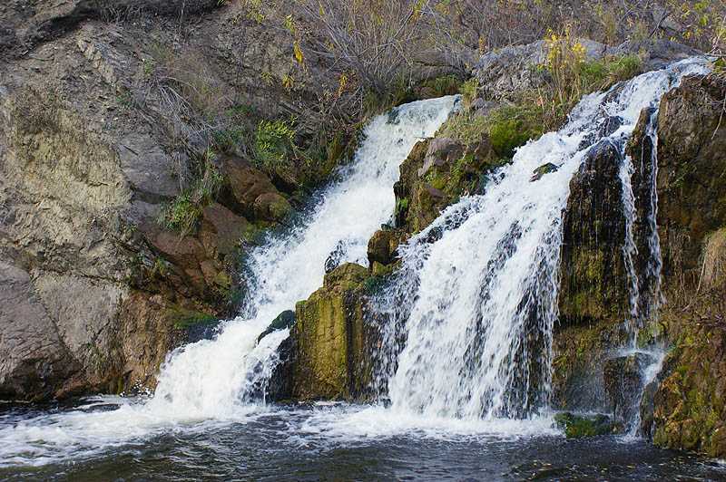 Несмотря на то, что Новосибирская область представляет собой практически сплошные равнины, здесь тоже встречаются водопады Конечно, с великолепием