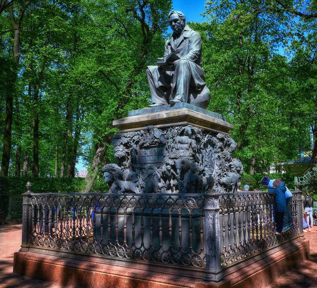 Памятник баснописцу крылову в санкт-петербурге