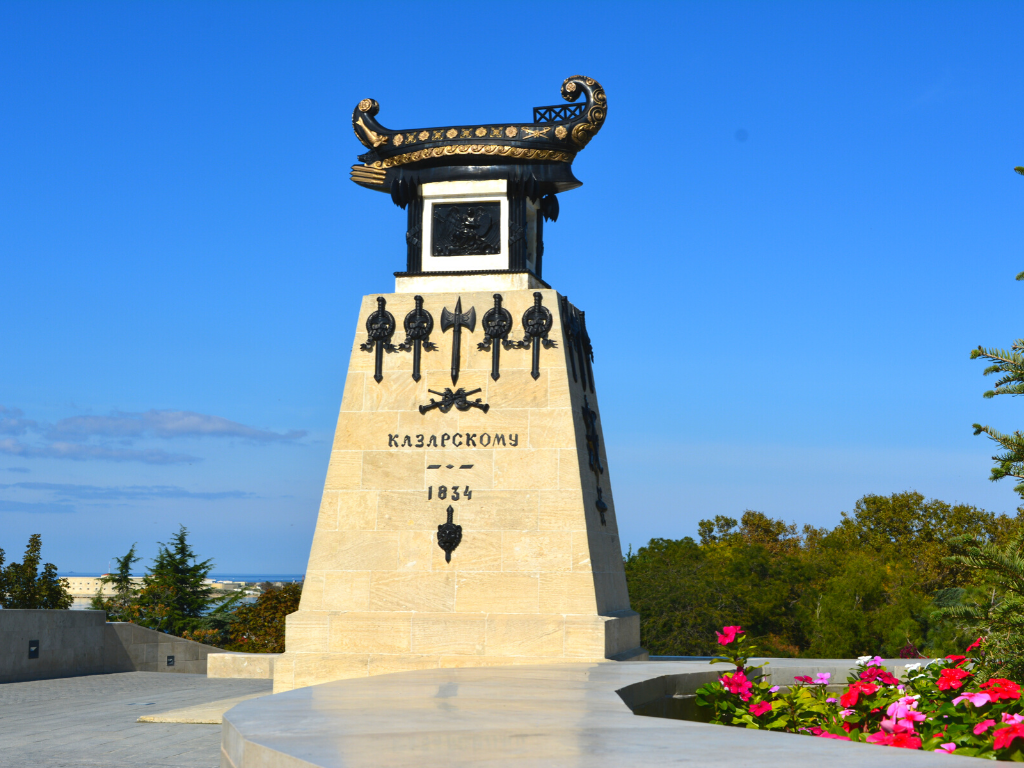 Памятник казарскому и бригу меркурий
