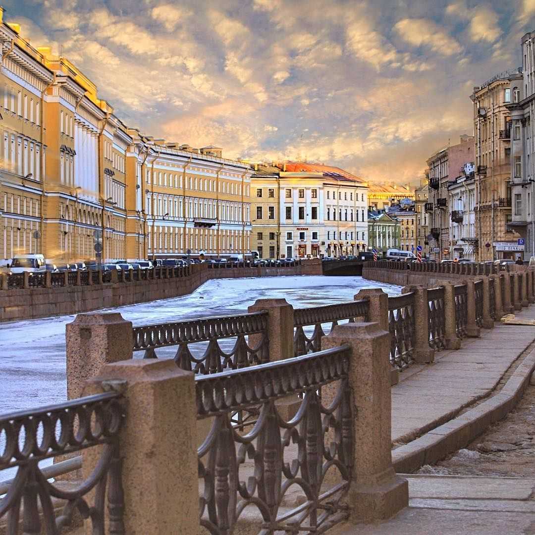 Мойка - река в центре Санкт-Петербурга, которая тянется от Фонтанки до Невы Мойку пересекают 15 мостов; вдоль набережной реки высятся исторические здания: дворцы, особняки и доходные дома