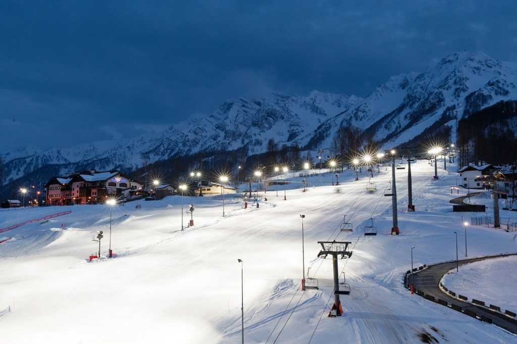 В Красной Поляны вечерние катания предлагают все горнолыжные курорты Трассы для вечернего катания имеют искусственные оснежение и освещение