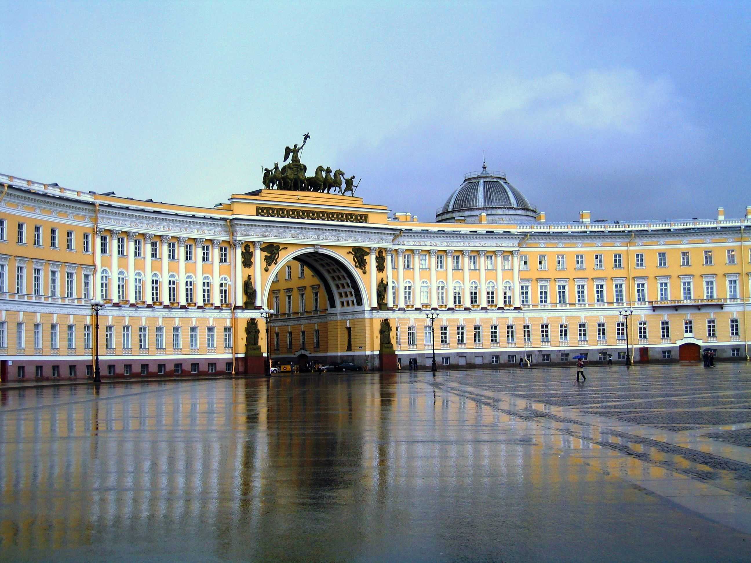 Здание Главного штаба - историческое величественное здание, расположенное на центральной площади Санкт-Петербурга Центральной и самой яркой частью здания Главного штаба является арка Главного штаба