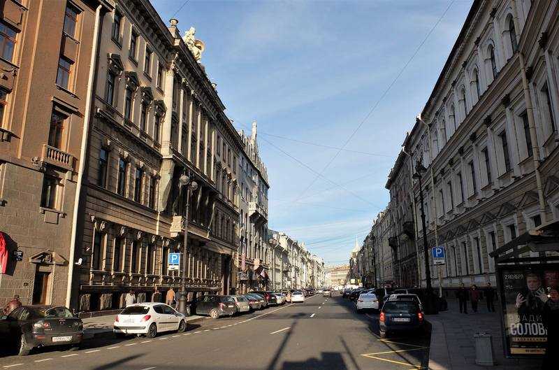 Большая Морская улица - одна из улиц в историческом центре Петербурга, которая до 1917 года была одной из фешенебельных Пешеходная часть улицы тянется от Арки Главного штаба до Невского проспекта