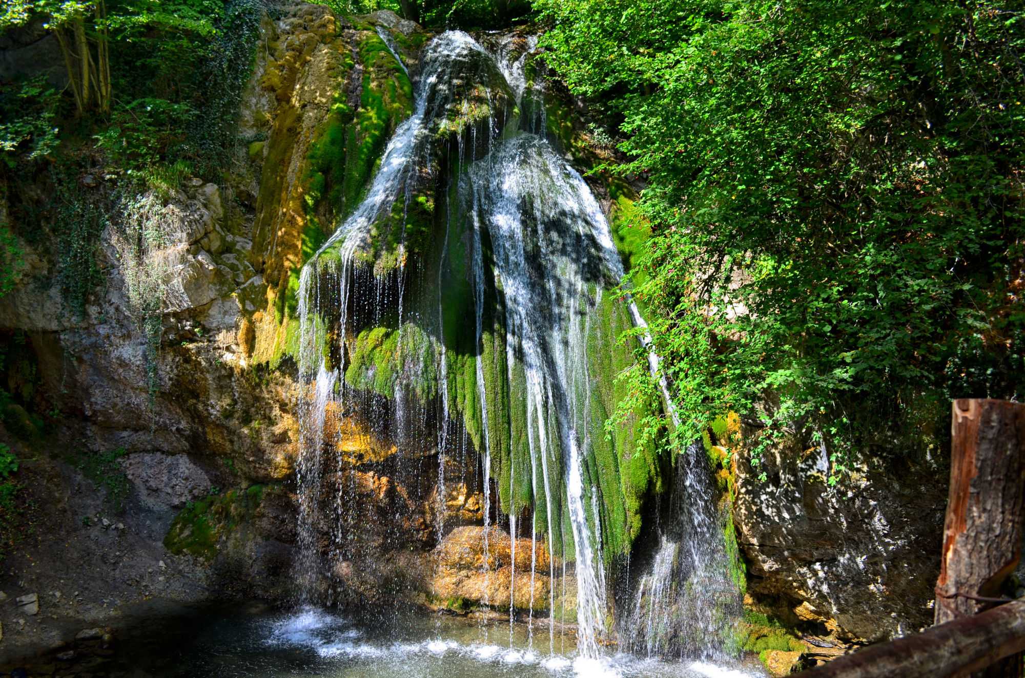 На реке Яузлар есть минимум 9 живописных водопадов Некоторые достигают высоты 25 метров Из водопадов Яузлара обычно посещают лишь Верхний Яузлар на Боткинской тропе