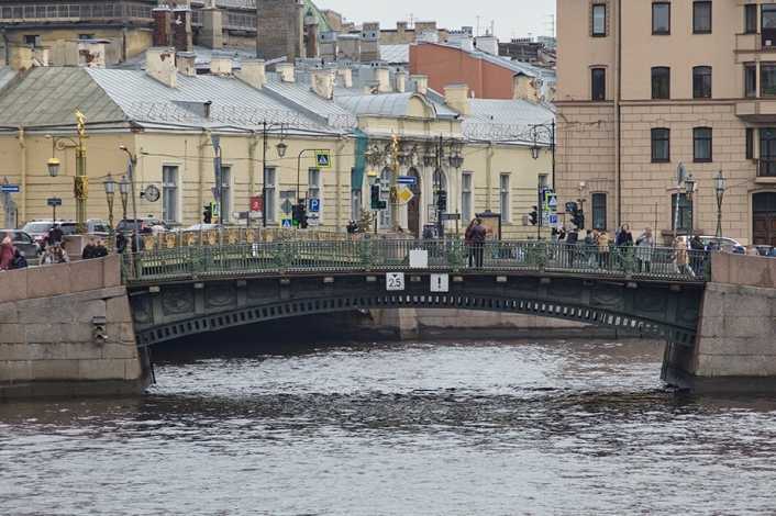 Аничков мост в санкт-петербурге. скульптуры аничкова моста