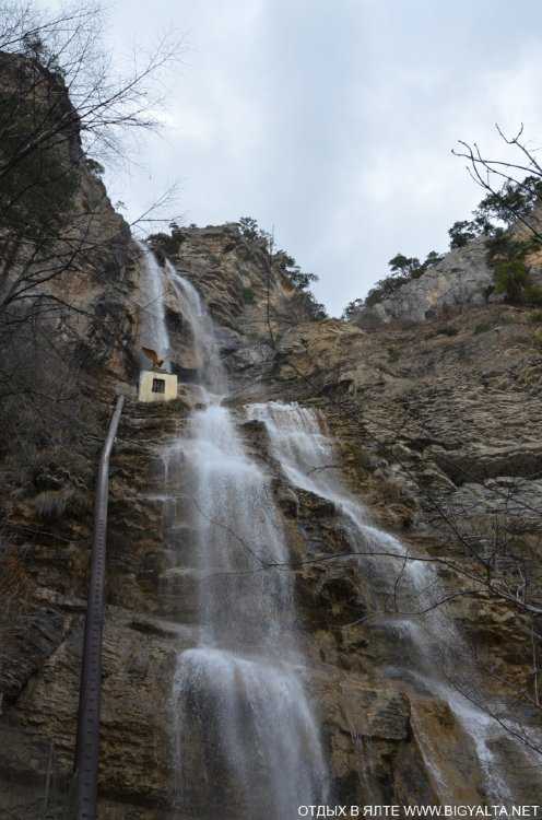 Водопад Учан-Су в Ялте - изюминка горного Крыма Учан-Су - один из самых высоких водопадов Крыма и виден даже с трассы Ялта - Севастополь