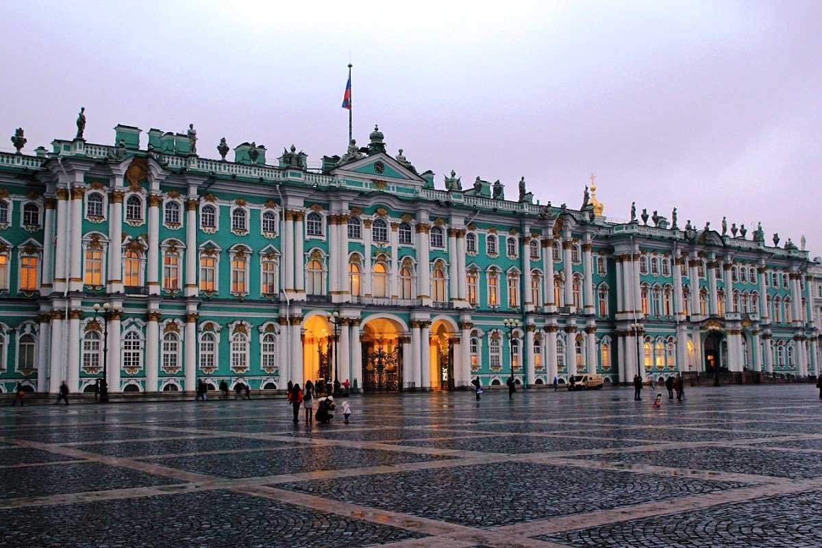 Зимний дворец - бывшая императорская резиденция и яркий памятник стиля барокко в Санкт-Петербурга Сегодня дворец включен в музейный комплекс Государственного Эрмитажа и в его стенах размещена основная экспозиция Эрмитажа