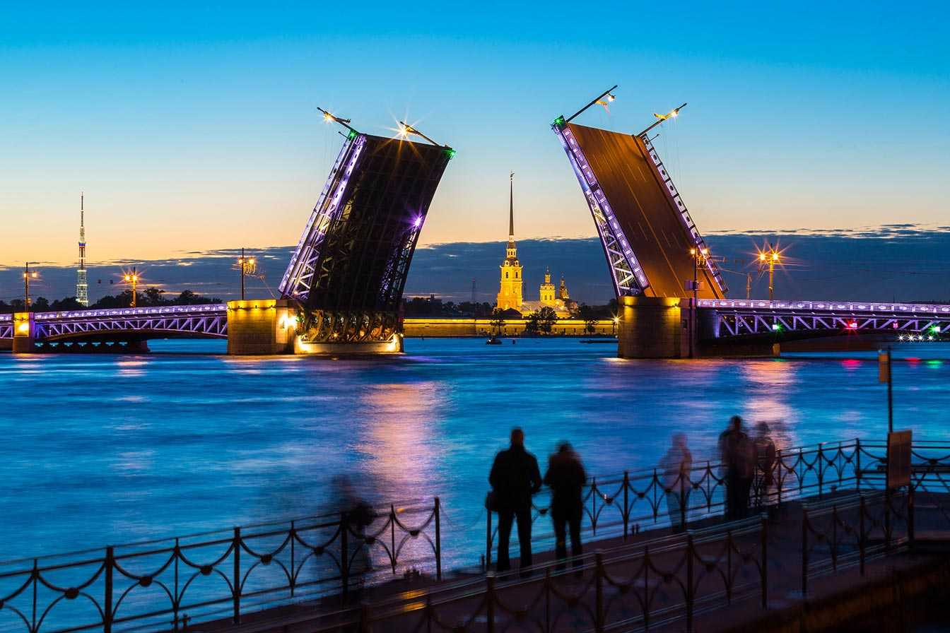 Дворцовый мост - один из мостов через Неву в Санкт-Петербурге, который является самым величественным мостом города Популярности мосту придает и то, что он является разводным