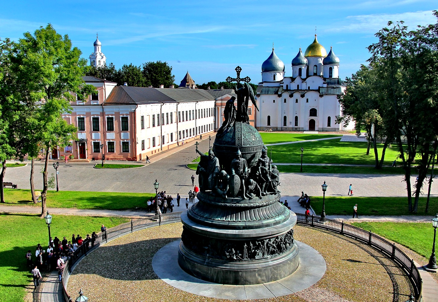 Великий Новгород – город древний, в котором чтят историю и русские традиции Сохранившиеся архитектурные объекты прошлого особенно живописно смотрятся на