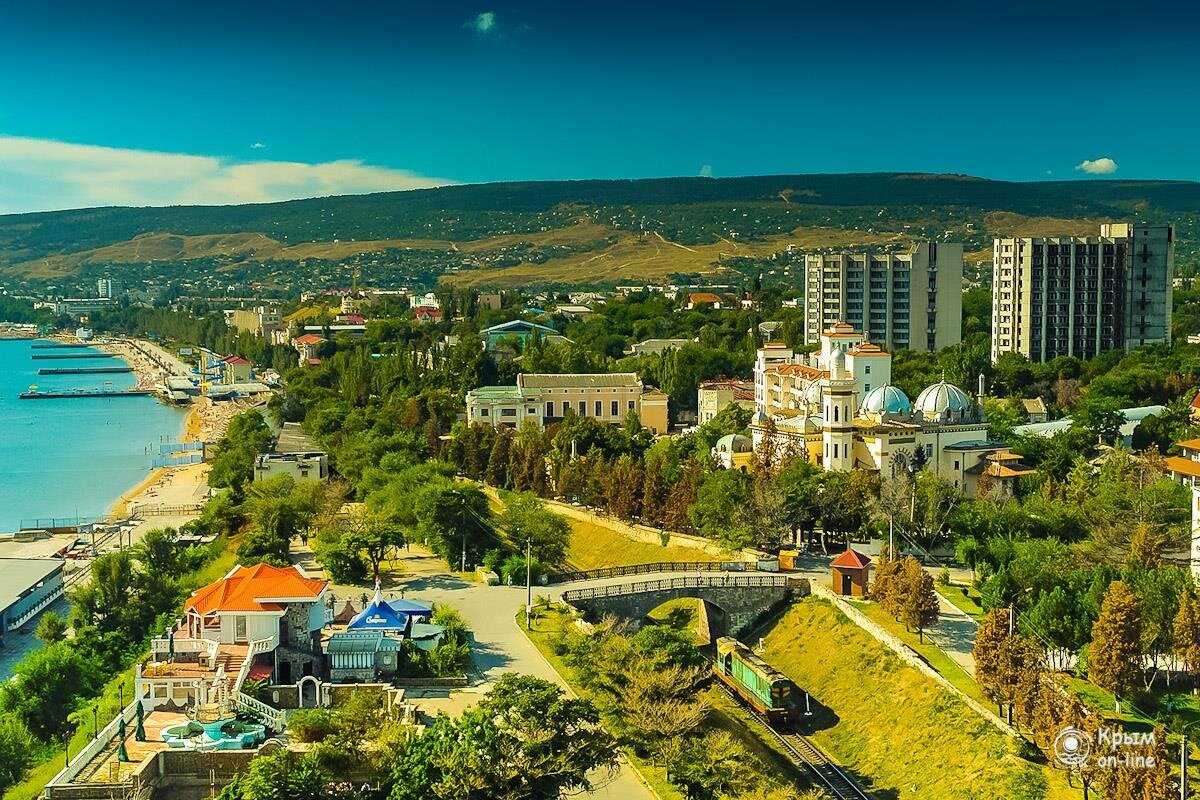 Феодосия - прибрежный курортный город, расположенный на берегу Черного моря в Крыму Благодаря благоприятному климату отдых в Феодосии возможет круглый год