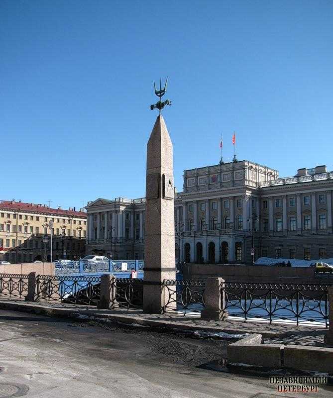 В самом центре Санкт-Петербурга находится одна интересная достопримечательность - водомерный столб, по отметкам на котором можно видеть уровни подъема воды во время крупнейших наводнений в городе