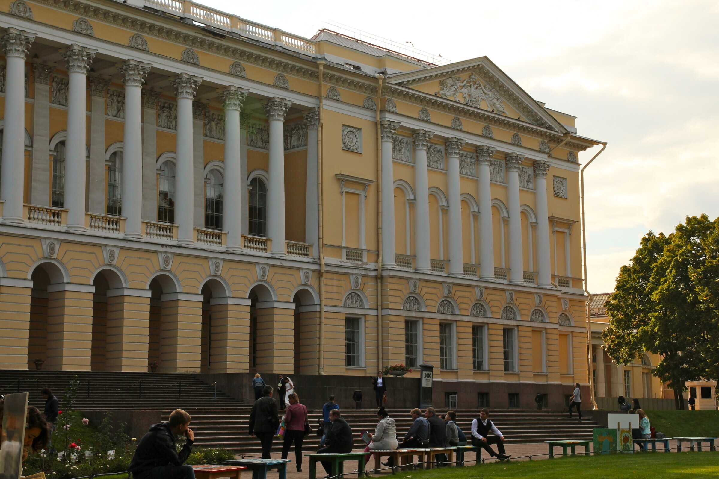 Площадь искусств Михайловский дворец