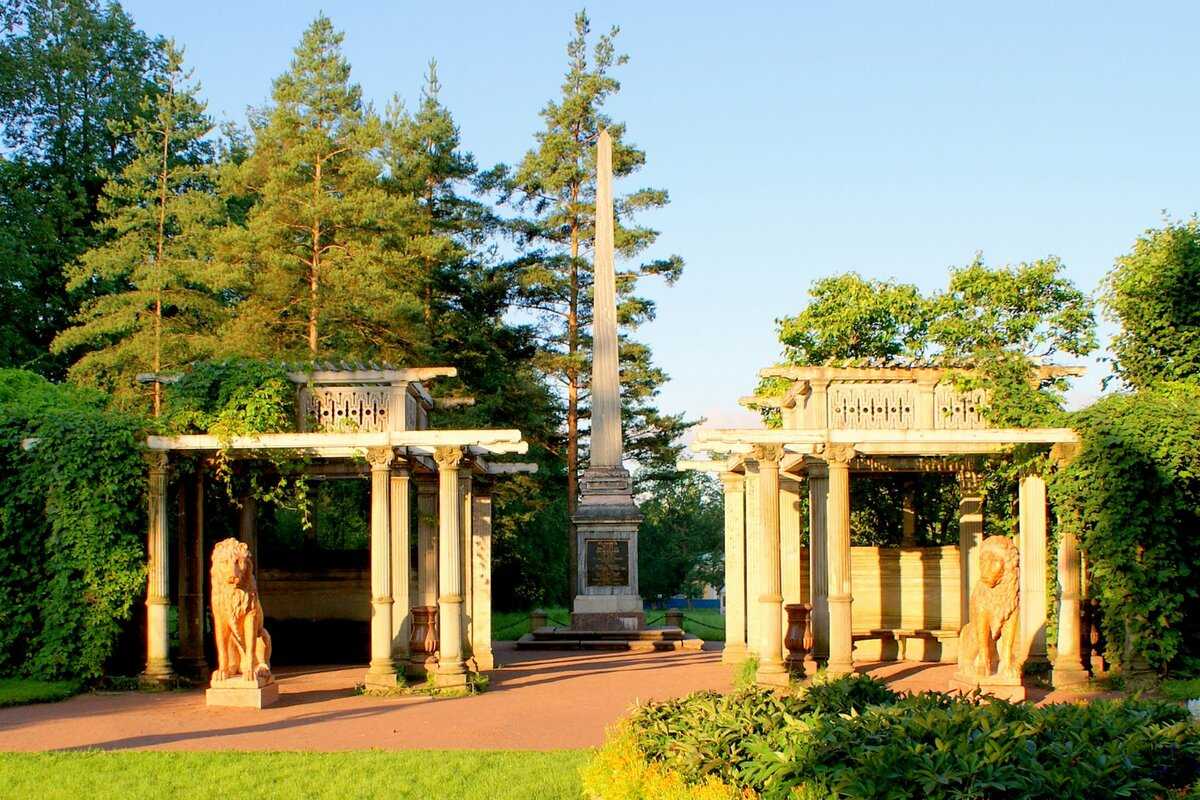 Кагульский Румянцевский обелиск и Собственный садик находятся вблизи друг друга; представляют собой ансамбль, расположенный возле Екатерининского дворца, в Екатерининском парке бывшего Царского Села