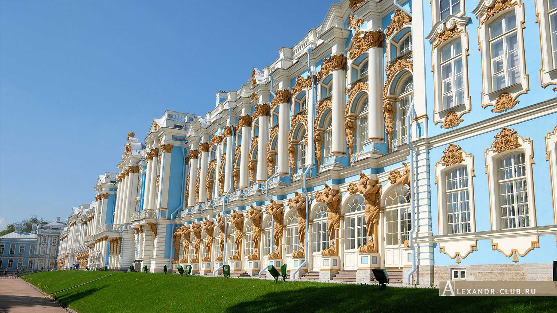Большой екатерининский дворец – самая грандиозная постройка царского села