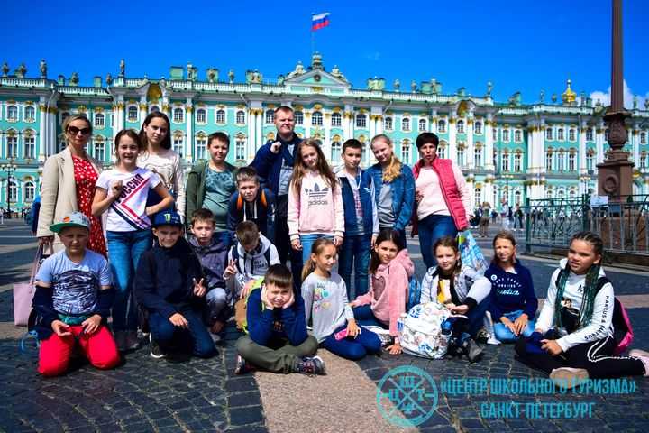 Дворцовая площадь - главная площадь Санкт-Петербурга, которая является одной из достопримечательностей города, а также местом отдыха и проведения различных праздников и мероприятий