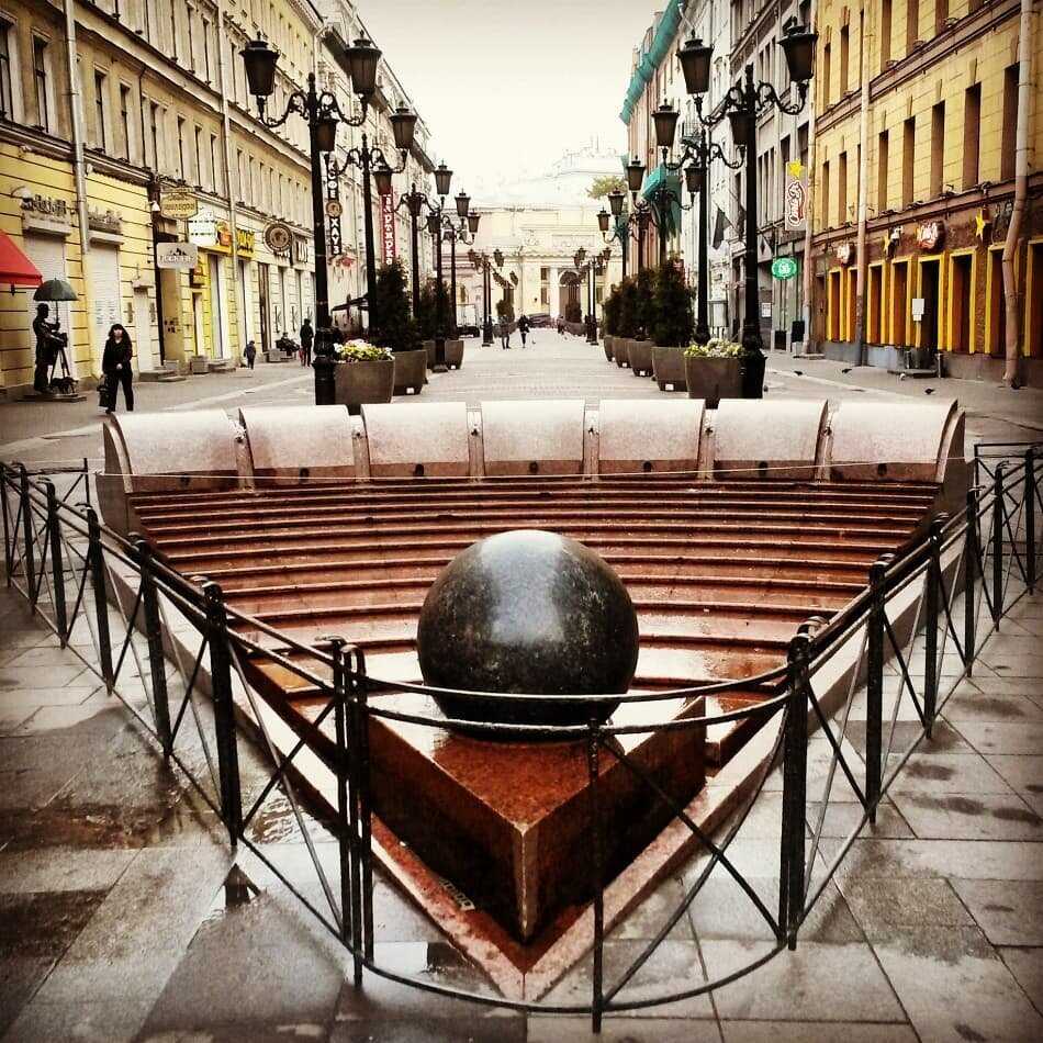Фонтан шар на малой садовой улице в Санкт-Петербурге