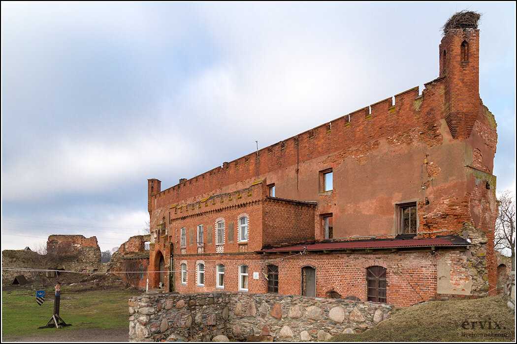 Руины замковой крепости шаакен и сыроварня шаакендорф 