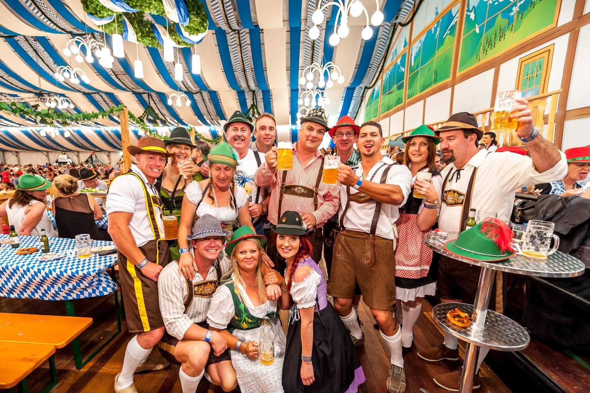 В Краснодаре пивной фестиваль Октоберфест проводят в немецкой деревне Фестиваль проводят не с таким размахом как в Мюнхене и длится он всего два дня суббота и воскресенье в конце сентября, как правило, в его последние выходные