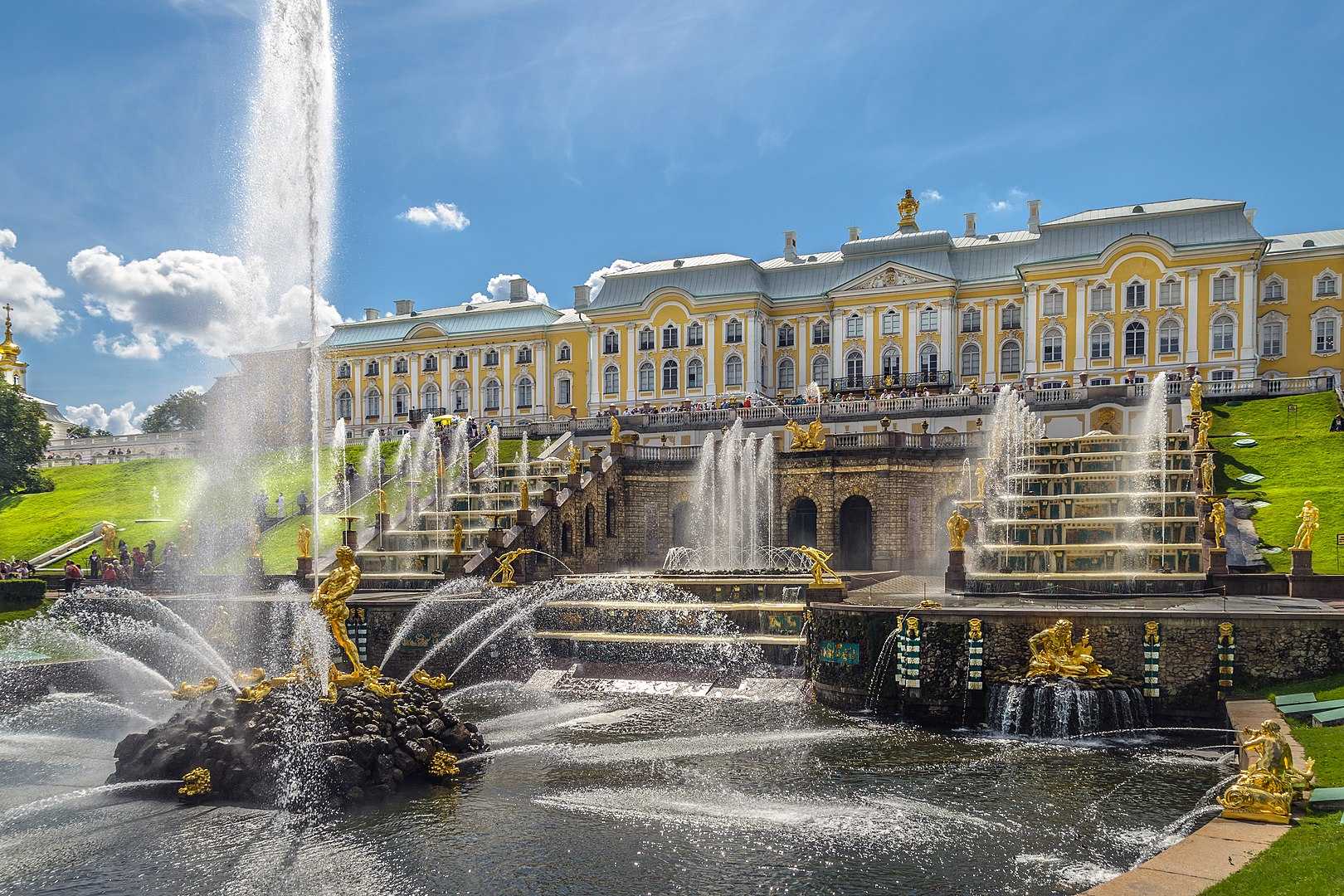 Большой Петергофский дворец Большой дворец Петергоф - величественный и изысканный дворец, являющийся одним из самых известных и посещаемых в Петербурге Сегодня Большой Петергофский дворец является музеем