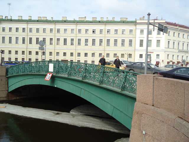 Фонарный мост - один из мостов в историческом центре Петербурга Мост перекинут через реку Мойку, является пешеходным и проезжим