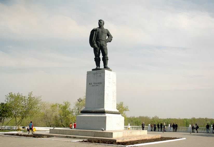 Оренбург почти два десятилетия до 1957 года носил имя Чкалов в честь прославленного лётчика В городе до сих пор сохранилось немало памятников советской