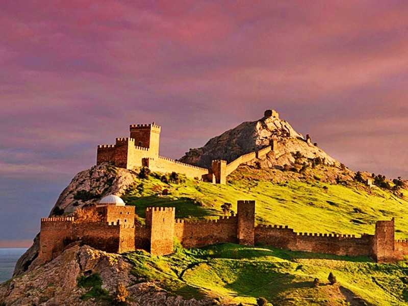 Генуэзская крепость — знаменитая достопримечательность города судак
