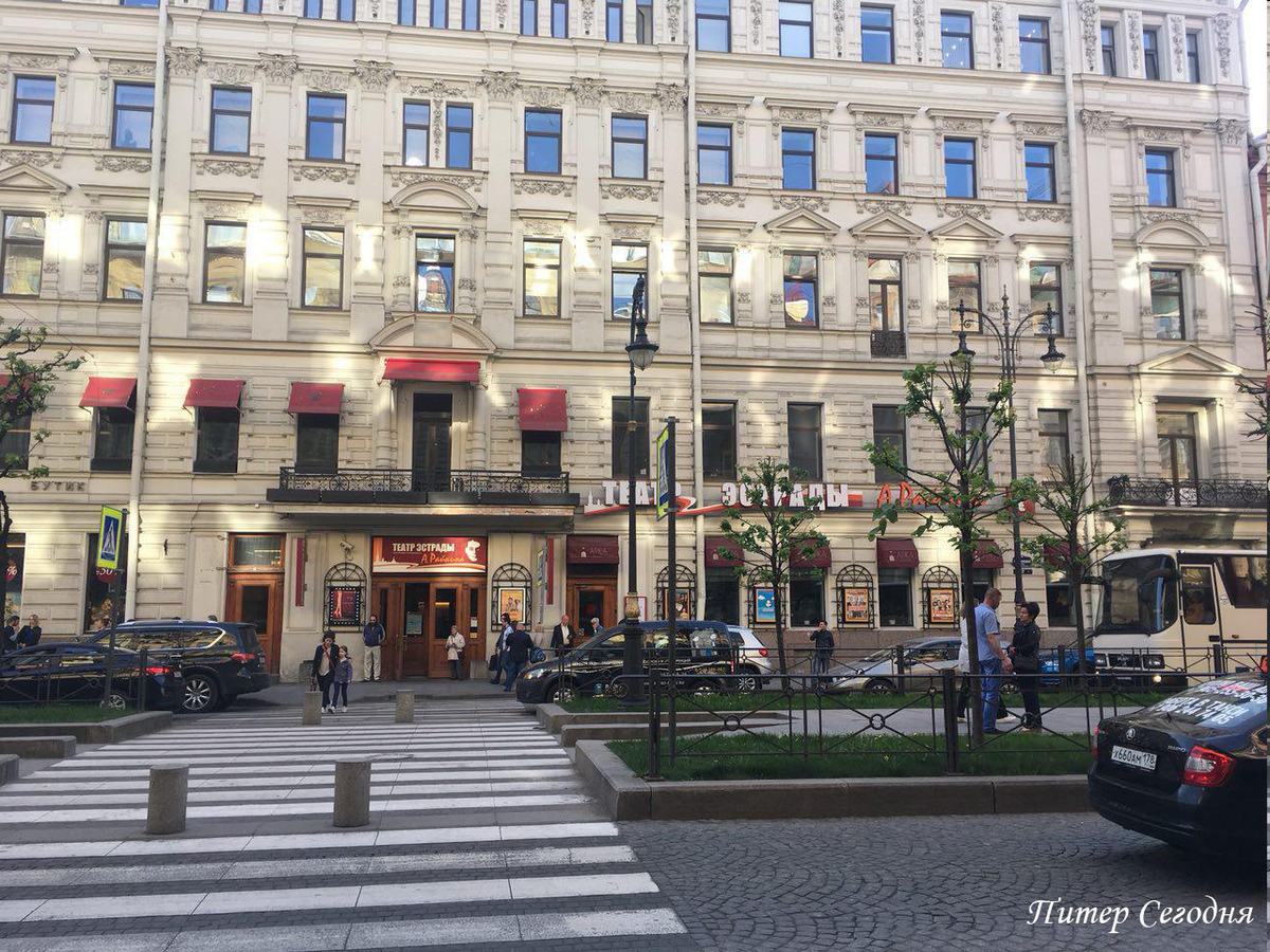 Большая Конюшенная улица - одна из значимых улиц в центре Петербурга Центр улицы образует бульвар, а вдоль - тянутся исторические здания, церковь, знаменитая пышечная и театр, а также магазины и бутики, рестораны и отели