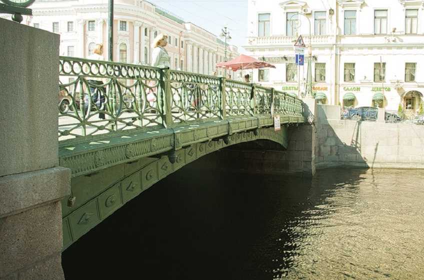 Цветные мосты через мойку в санкт-петербурге