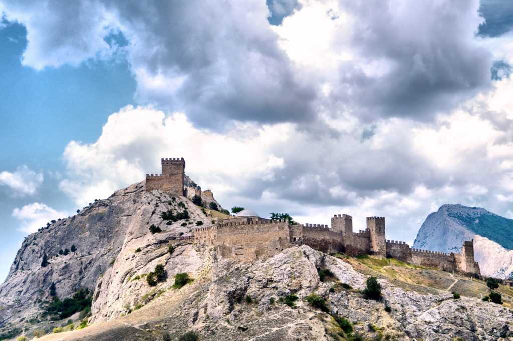 Генуэзская крепость — знаменитая достопримечательность города судак - krymturizm