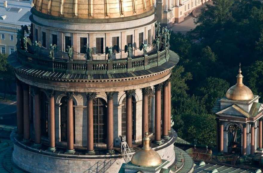 Исаакиевский собор - самый крупный и известный храм в Санкт-Петербурге Вокруг барабана купола собора, расположена круговая смотровая площадка
