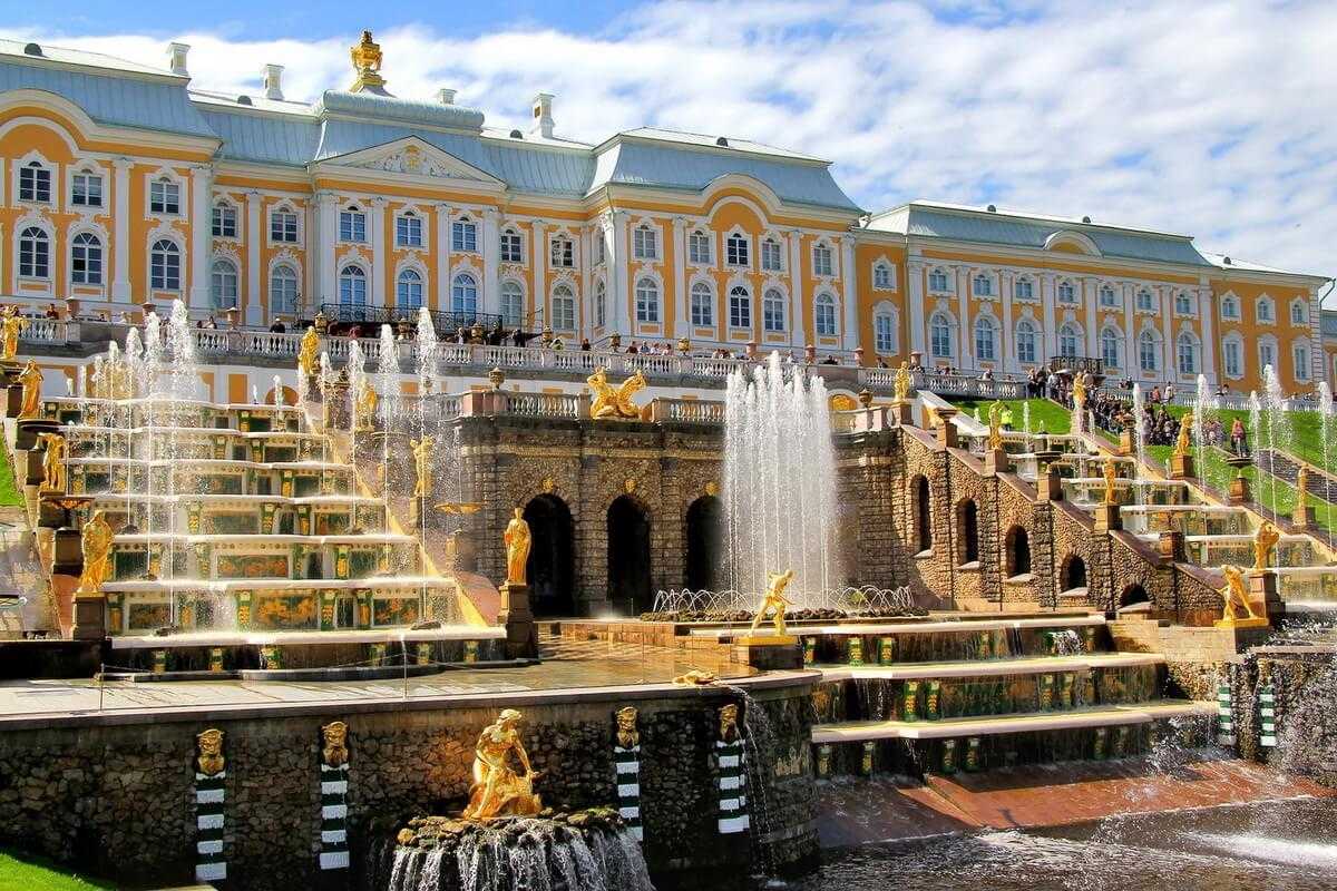 О большом петергофском дворце: кто жил, как выглядит внутри, залы и комнаты