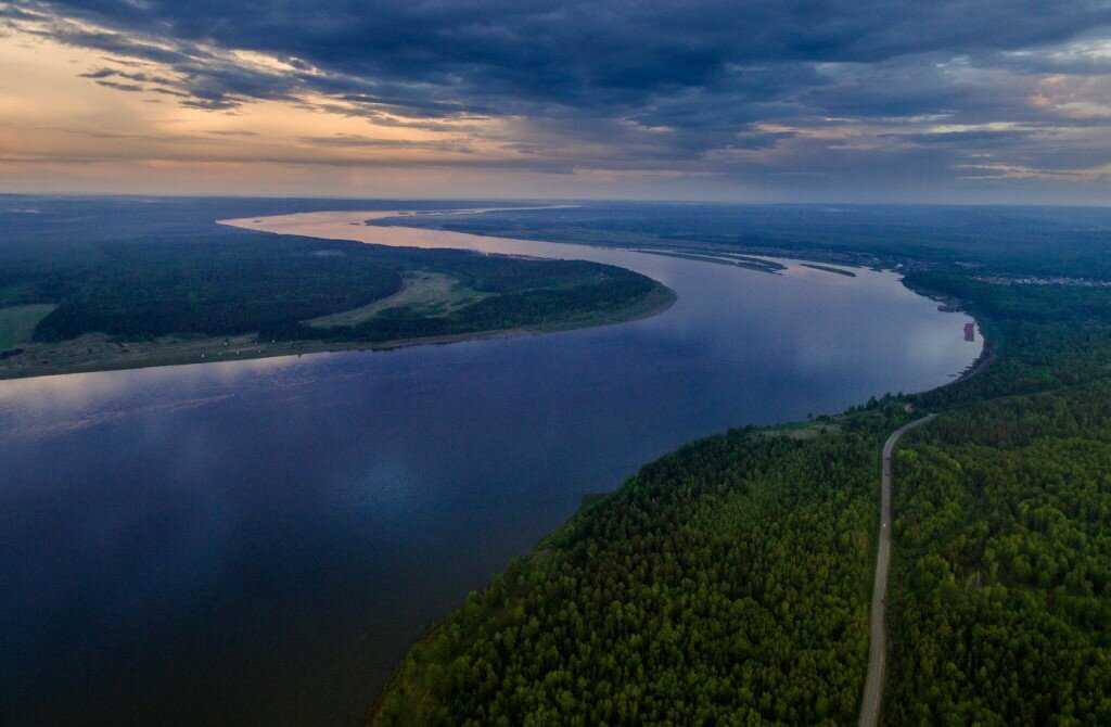 Длина протекающих в Якутии рек составляет около 1,5 млн км Этот факт даёт региону право называться самым водонаполненным в России Наиболее важные
