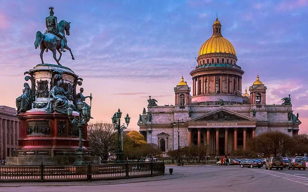 Исаакиевский сквер расположен в центре Санкт-Петербурга и является типичным образцом садово-паркового ансамбля второй половины 19 века