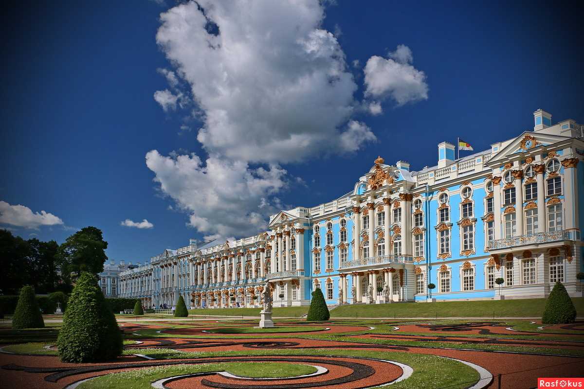 В городе Пушкине бывшее Царское Село есть немало достопримечательностей, в том числе дворцово-парковый ансамбль 18-19 веков, исторические здания, музеи, парки, церкви и смотровая площадка на крыше водонапорной башни