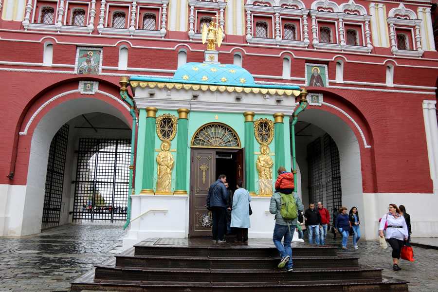 Иверская часовня - одна из самых почитаемых московских святынь