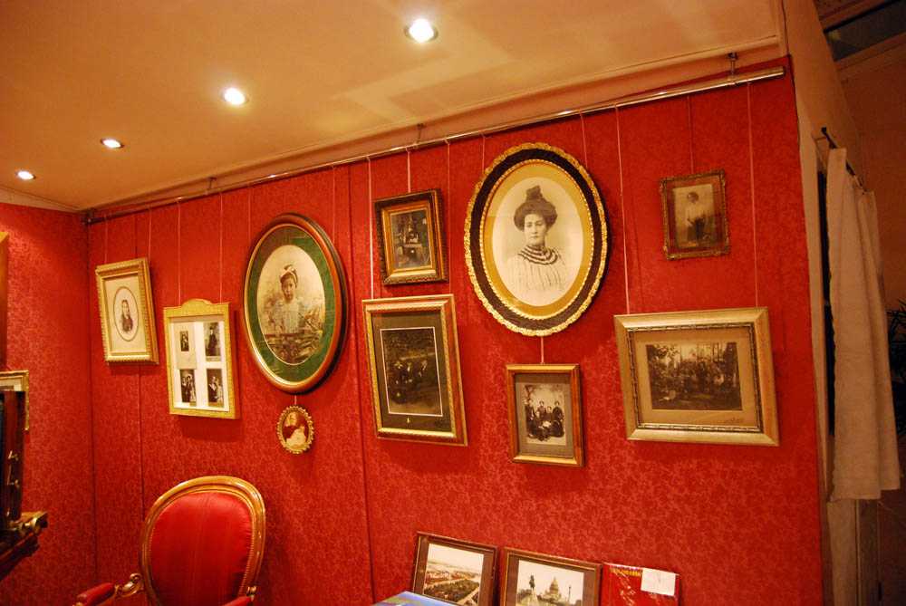 Фотосалон Карла Буллы - один из старейших в России частных фотосалонов Сегодня это музей-фотосалон, расположенный в историческом здании в центре Петербурга