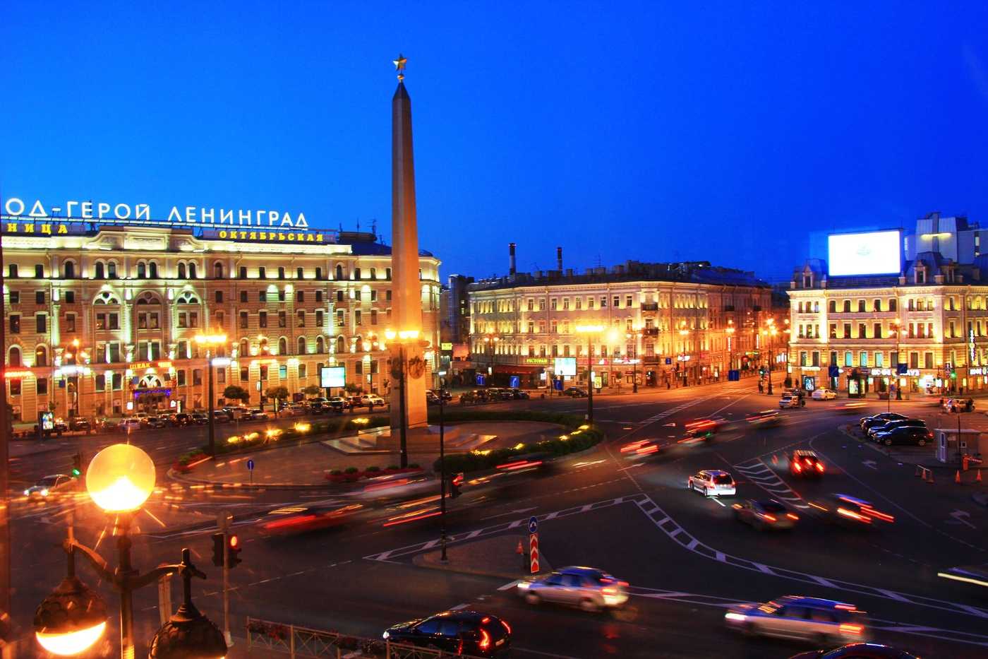 Площадь Восстания - одна из центральных и известных площадей в Санкт-Петербурге Центр площади украшает обелиск, а по периметру расположены исторические здания, в том числе павильон станции метро, вокзал, гостиница и торговый комплекс