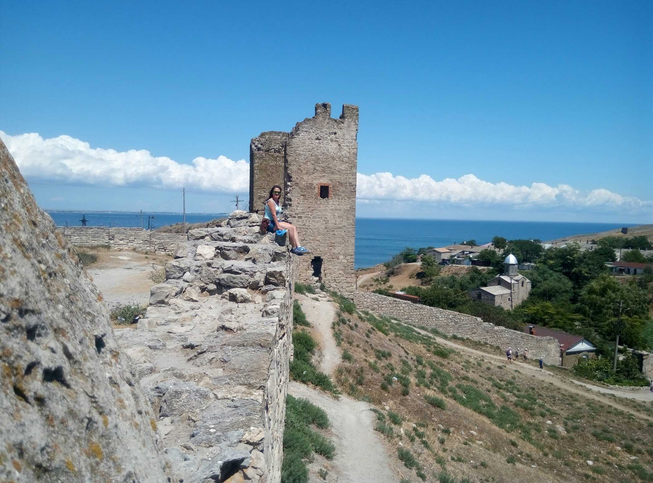 Из исторических объектов Феодосии до настоящего времени сохранились остатки некогда величественной крепости, созданной генуэзцами в средние века - это Генуэзская крепость или Кафа