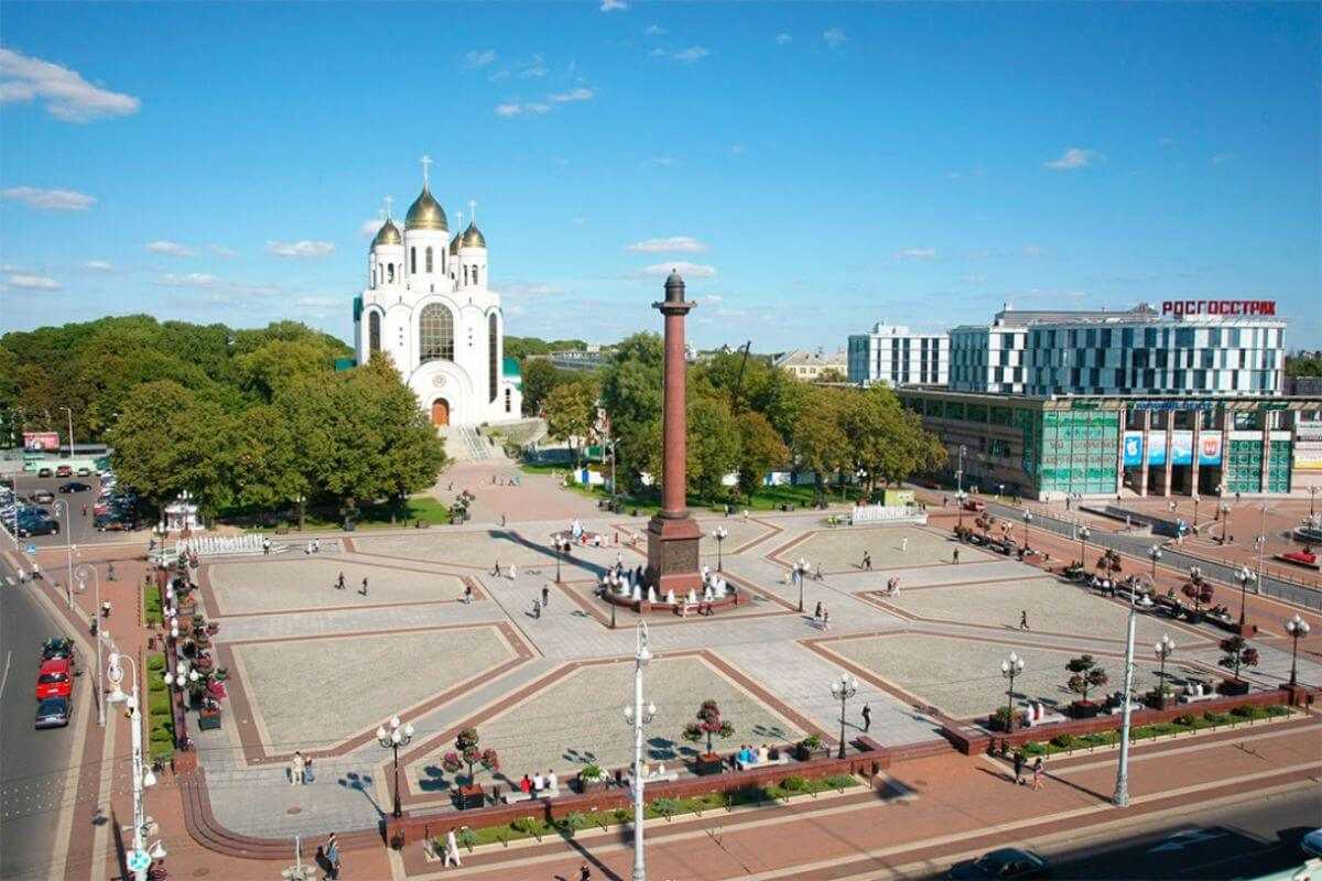 Площадь Победы в Калининграде является центральной площадью города Сама по себе площадь очень красива - это место проведения многих общественных праздников и мероприятий На площади: места для отдыха, несколько фонтанов, цветы и невысокие деревья