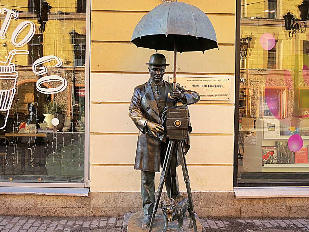 Памятник петербургскому фотографу расположен в центре города; входит в список популярных памятников Петербурга и с ним связано несколько примет