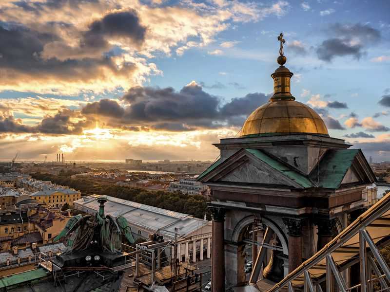 Колокольня петропавловского собора санкт-петербурга. смотровая площадка. фото