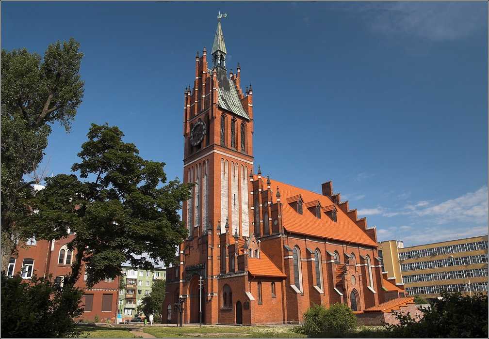 Кирха Святого семейства Kirche Zur Heiligen Famile была возведена во времена Кёнигсберга ныне город Калининград, в настоящее время является памятником архитектуры регионального значения и в её стенах располагается концертный зал Калининградской областной