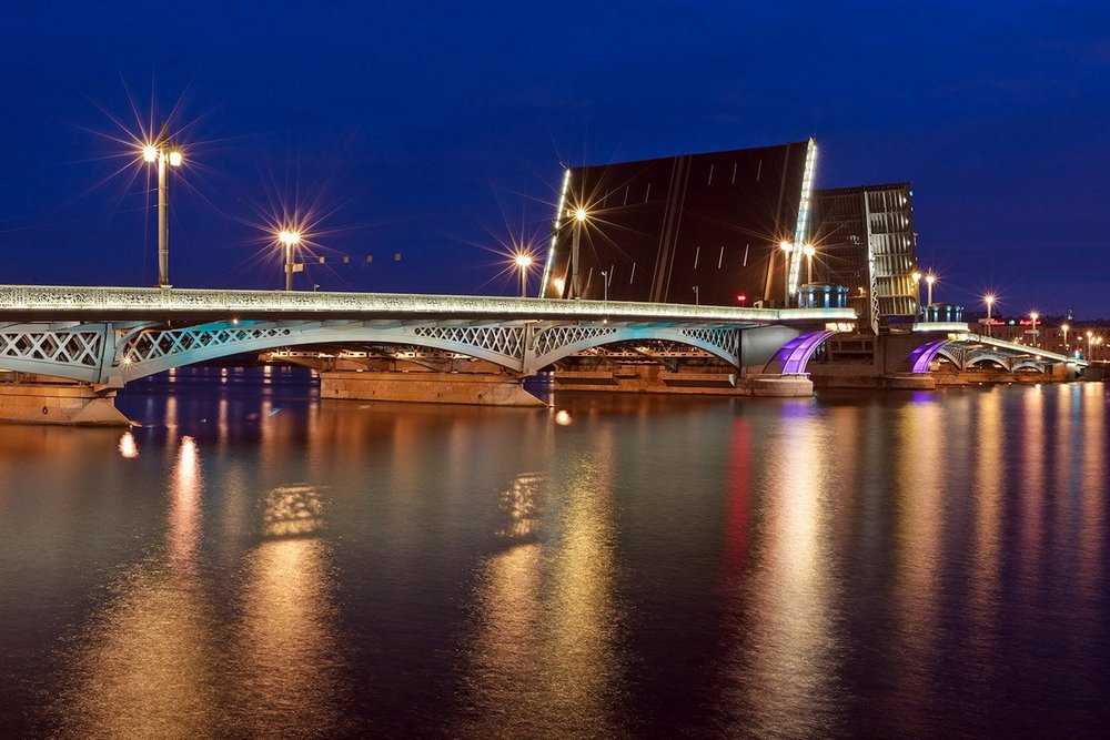Дворцовый мост — один из символов санкт-петербурга