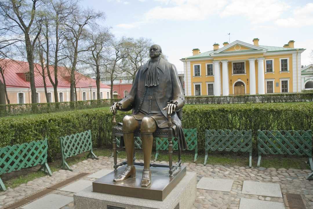 10 самых известных памятников петру великому в санкт-петербурге