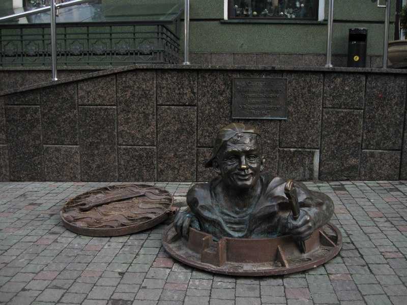 Памятник дворнику - скульптурная композиция, установленная в центре Петербурга в честь работников, поддерживающих чистоту в городе - дворников