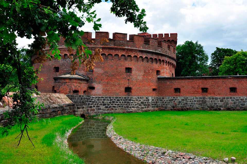 Бастион Обертайх  является одним из бастионов, входивших в состав оборонительного пояса города-крепости Кёнигсберга Редюит бастиона был построен в середине 19 века Впоследствии редюит неоднократно модернизировали