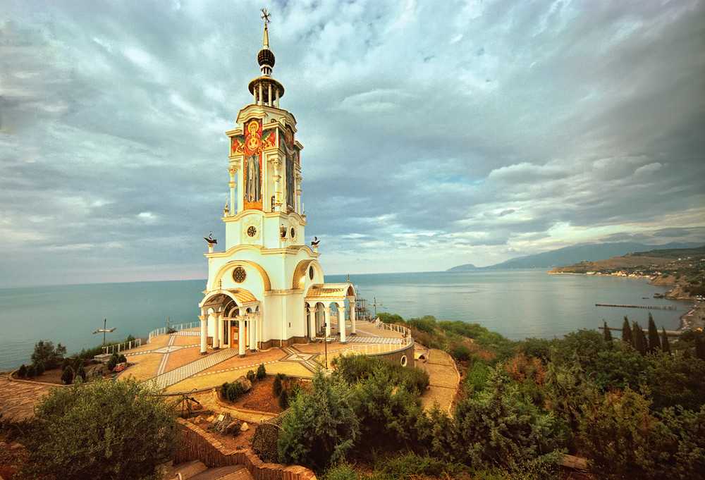 Храм у моря